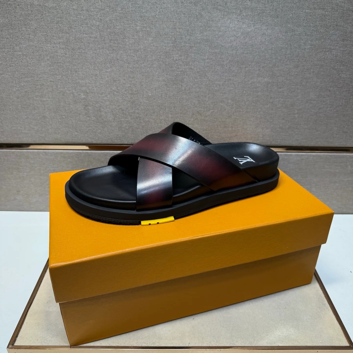 Men's men's shoes 💰pp420 [LV～] Men's casual slippers 2025z cabinet sales simultaneously 🔶Size: 38-44#️⃣ 🔷4 colors🔜The upper is made of cowhide stitching ➕Cowhide lining, comfortable and breathable, sole: original comfortable, wear-resistant and non-slip outsole, ⚠️Real 📱Photography🎬The real thing is better📢📢📢